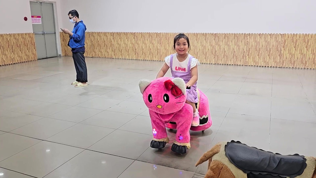 😺👋 Muội đi khu vui chơi cưỡi Hello Kitty 💖 Muội Cheno 190