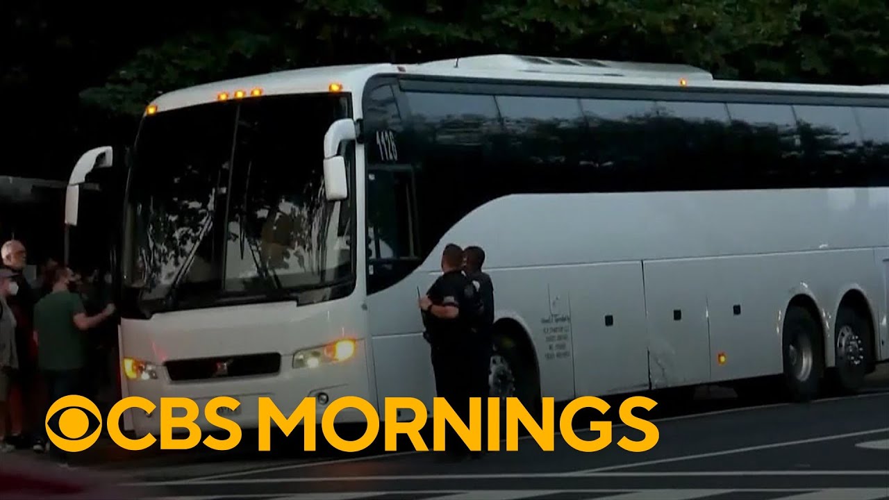 How Texas officials stymied efforts to help migrants they bused to northern cities