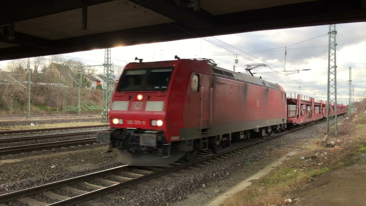 G&uuml;terzug mit 185 179-9 und leeren Autowagen