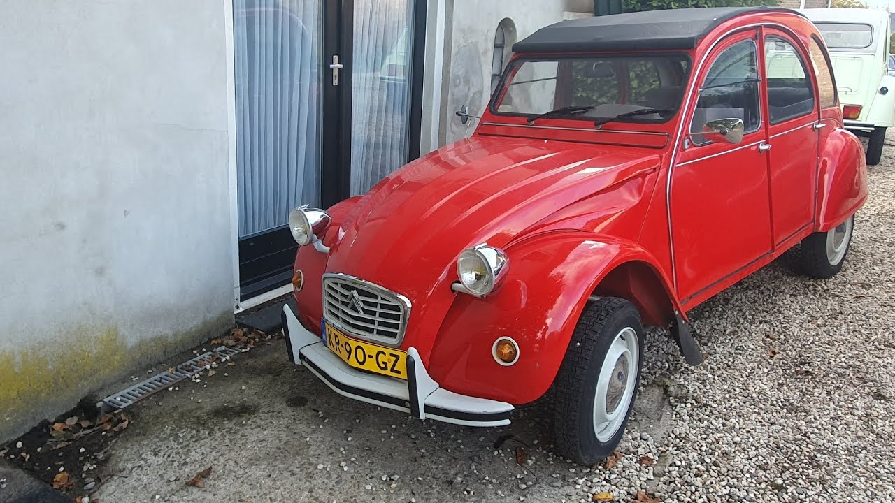 Deel restauratie van een rode Citro&euml;n 2cv6 .