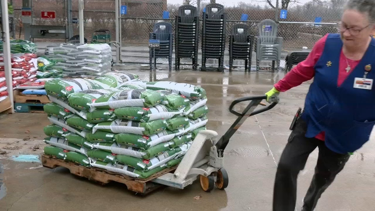 Kentuckiana shoppers stock up on salt, supplies ahead of winter storm