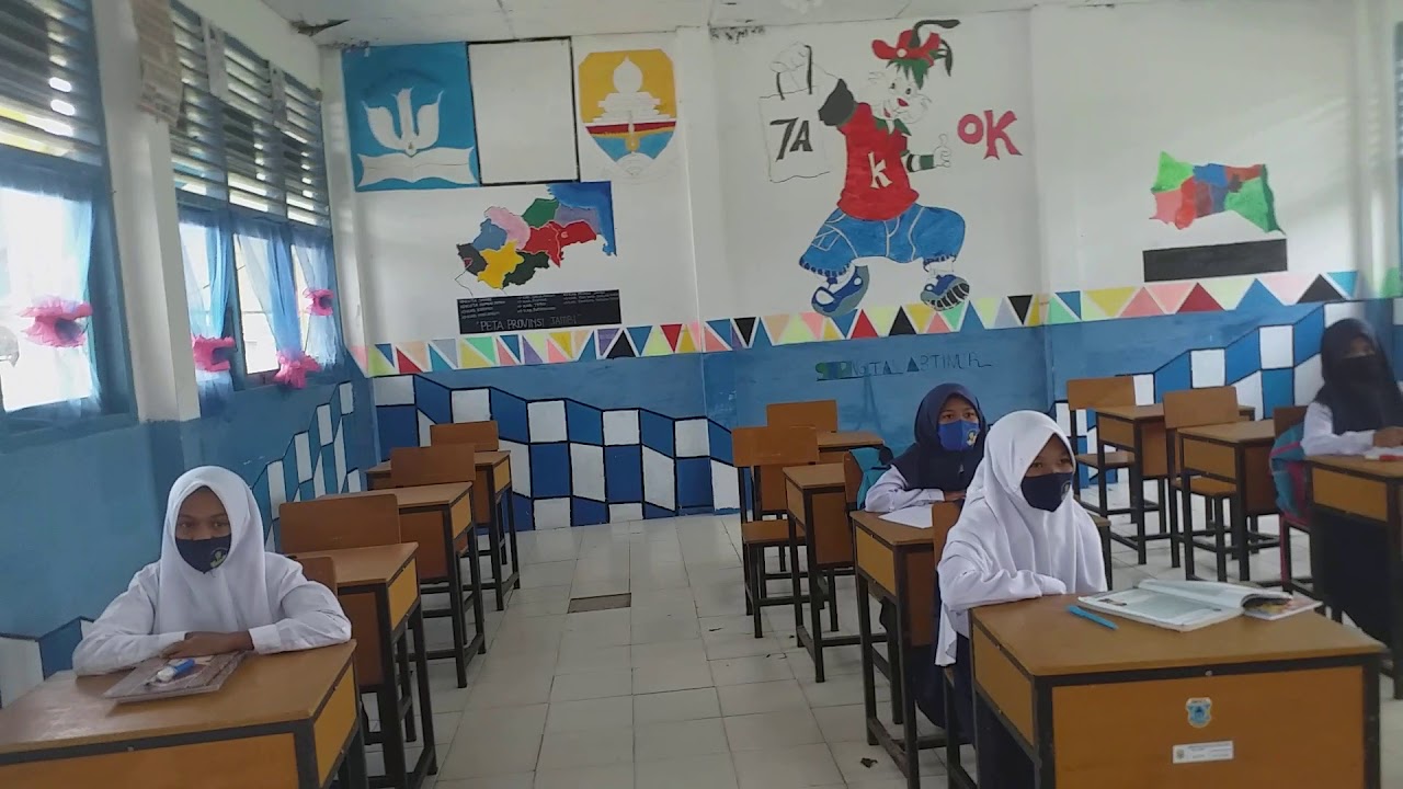 Beri salam saat ENGLISH TEACHER masuk ke kelas