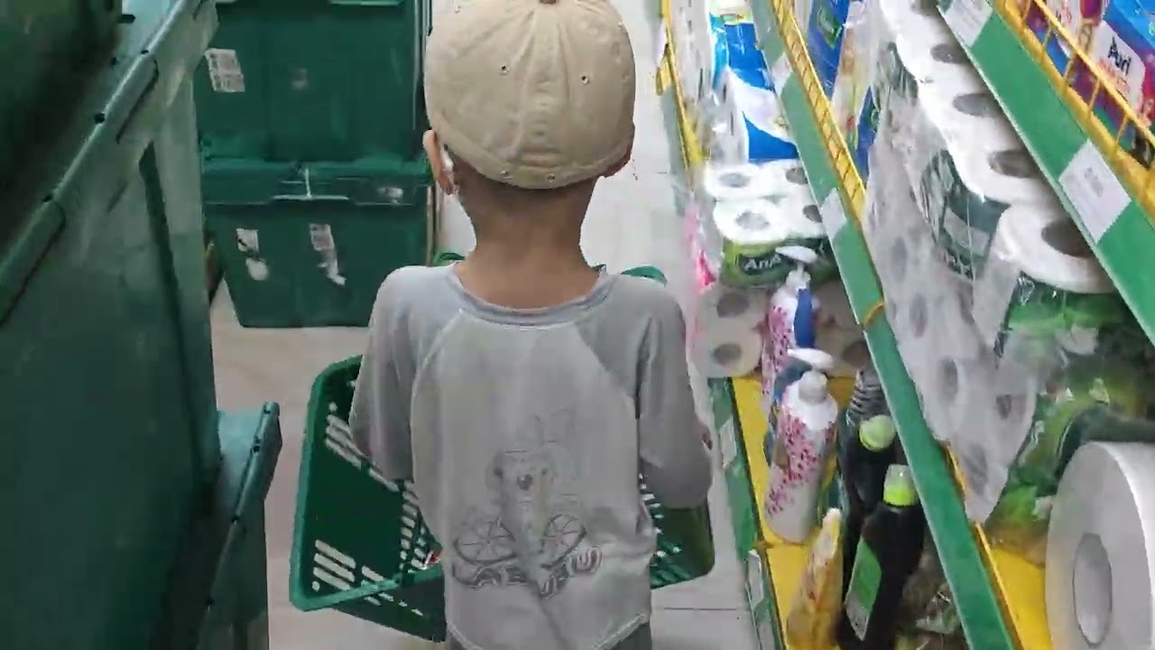 Em bé đi Bách Hóa Xanh