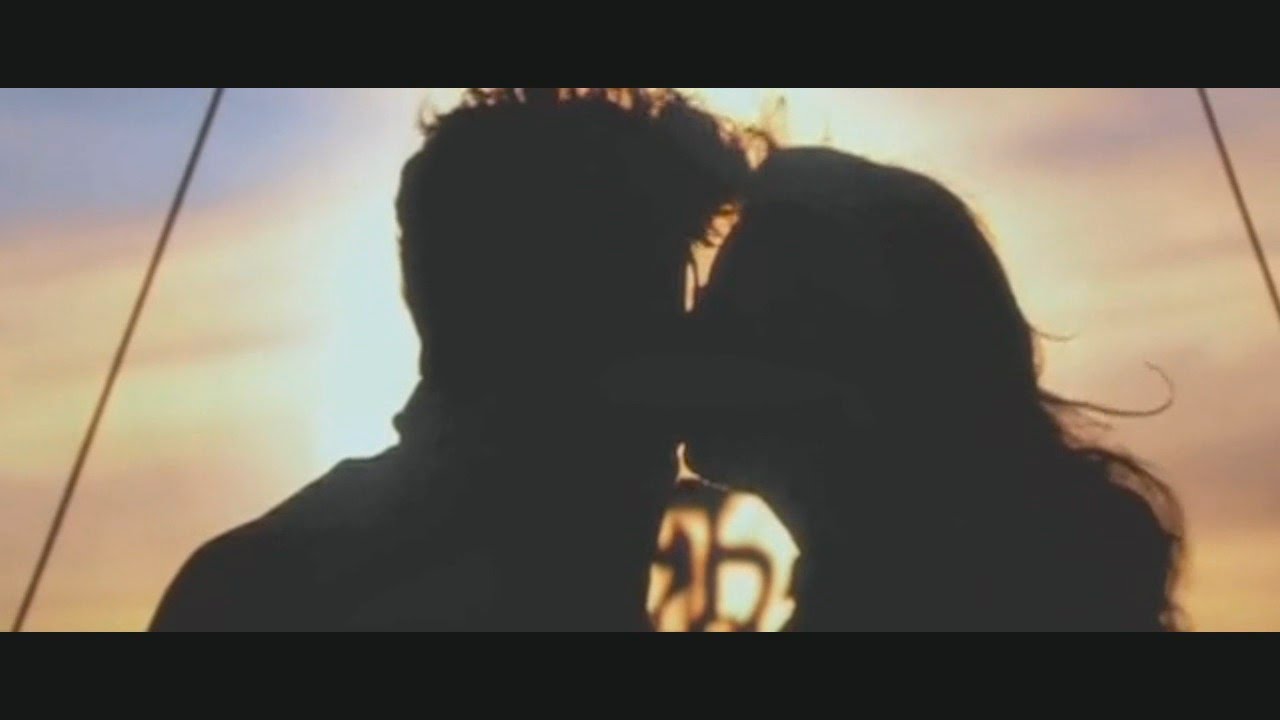 Pallavi Sharda kiss Ayushman from Hawaizaada