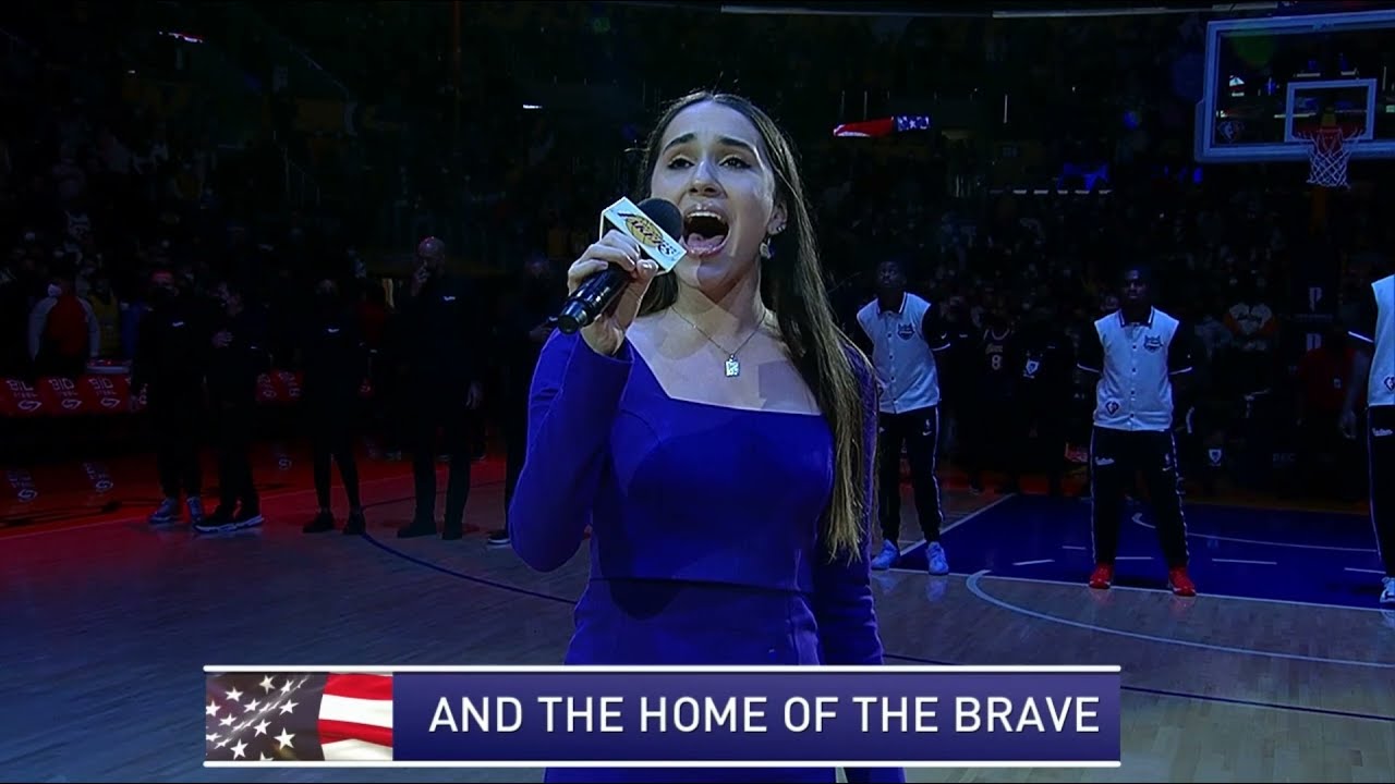 Carolina Rial Performs the National Anthem for the Lakers (1/4/22)