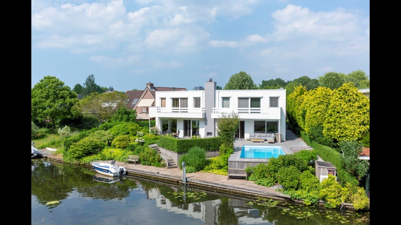 Vrijstaande woning met zwembad gelegen in de Filmwijk in Almere Stad  Charles Boyerstraat 29
