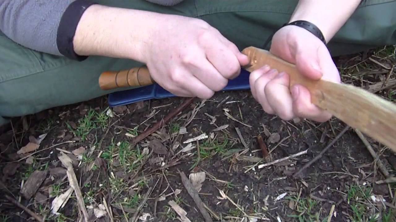 Hand Drill mit frisch gesammelten Materialien