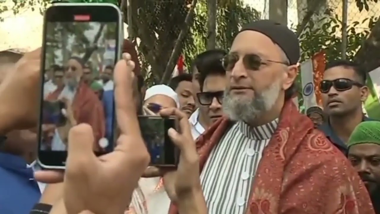 Owaisi साहब ने तिरंगा फहराया || राष्ट्रीय गीत गाते हुए 