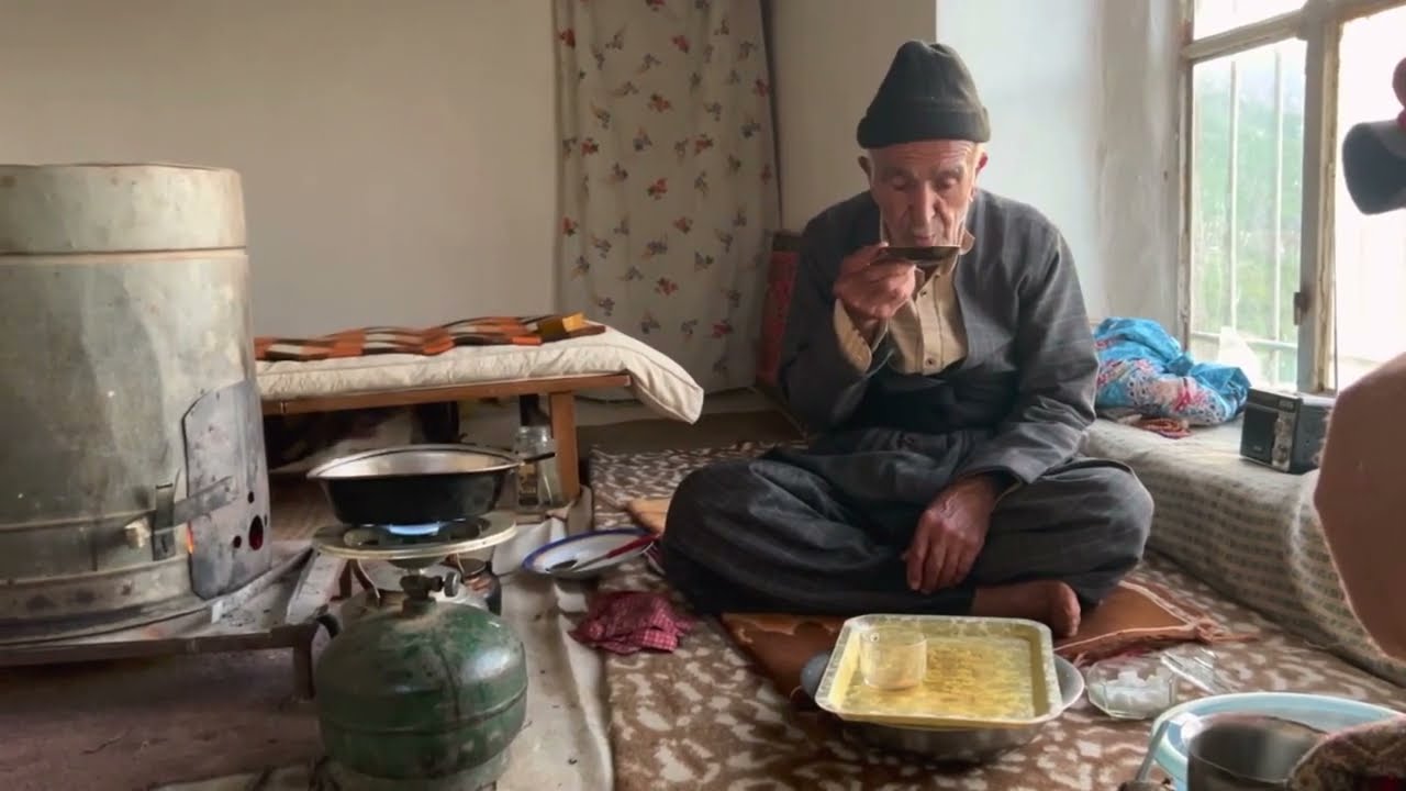 The life of a lonely village man in the mountains_Chopping firewood and making simple food