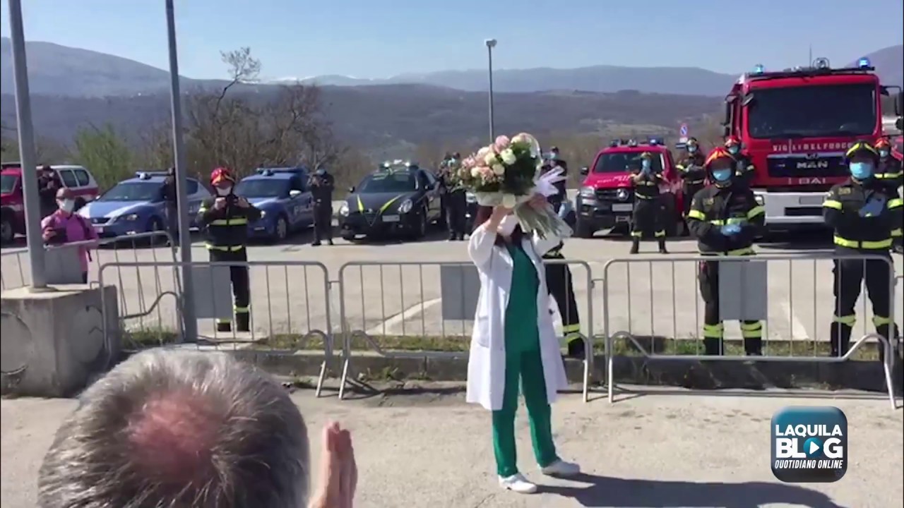Il saluto delle forze dell’ordine e vigili del fuoco a medici ed infermieri del San Salvatore