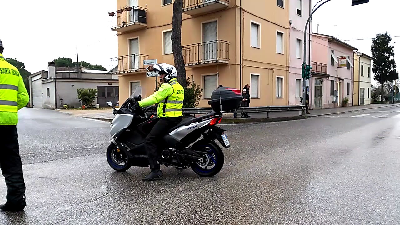 Tirreno Adriatico 2018 Recanati passaggio scorta tecnica, polizia, ciclisti e ammiraglie