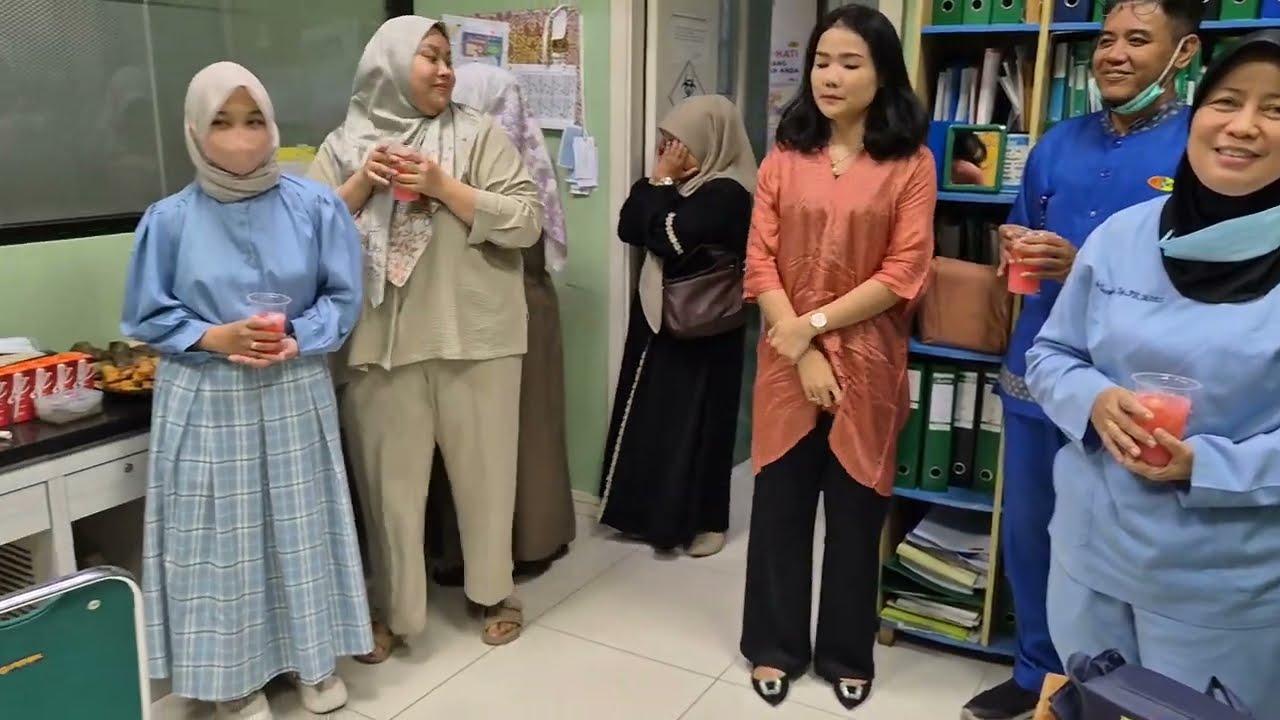 ADA YANG DULUAN  MINUM TUUH  HAHAHA...