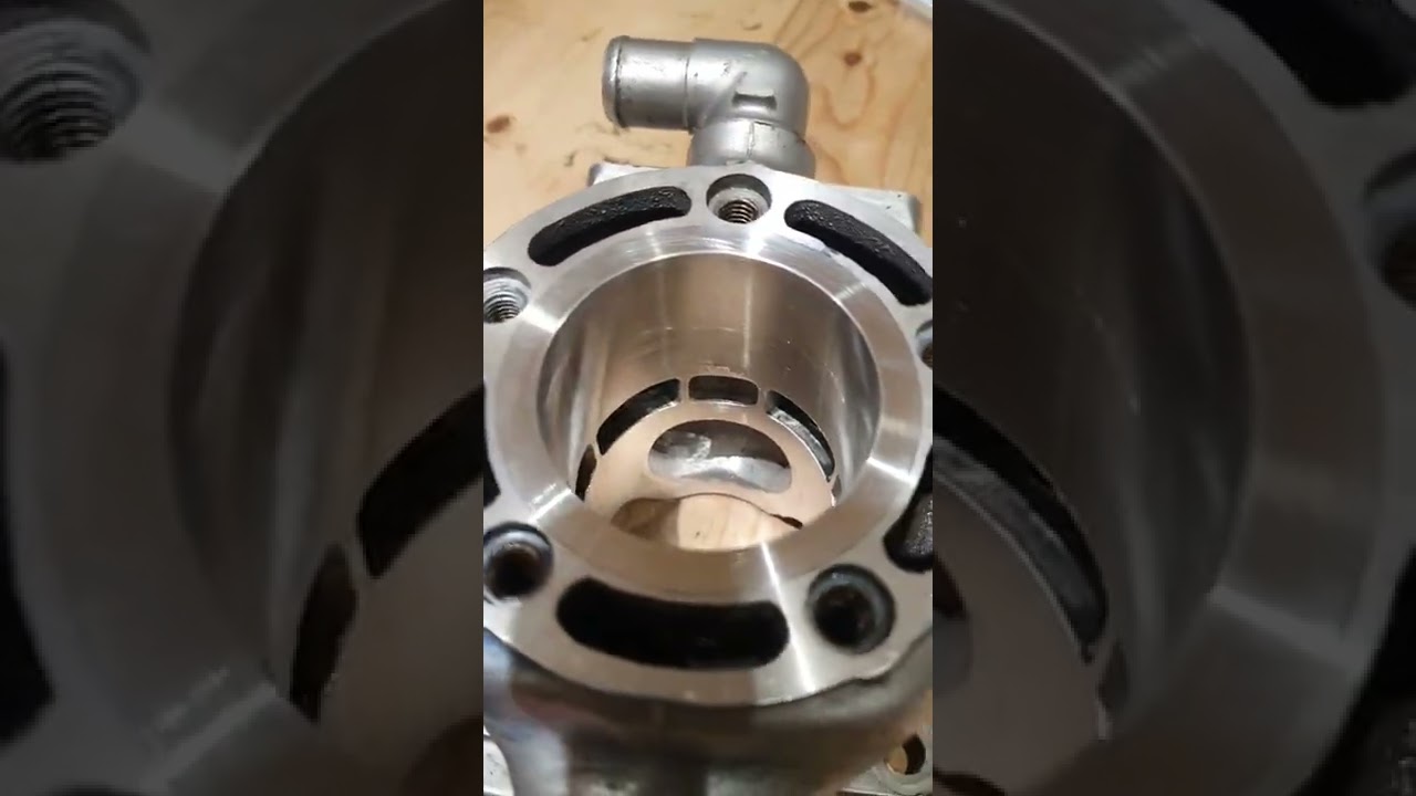 Najnowszy cylinder wyścigowy 2-suwowy firmy Honda, gotowy do powlekania