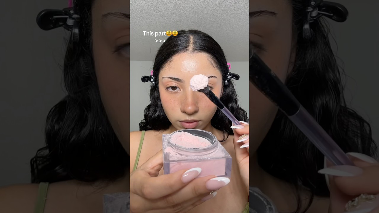 So satisfying 🫶🏼 Powder is Easy Bake from Huda Beauty