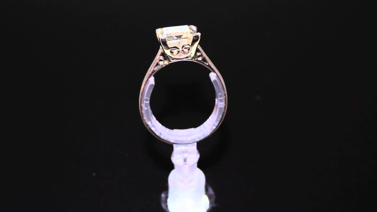 Important Step-Cut Diamond Solitaire Ring M162