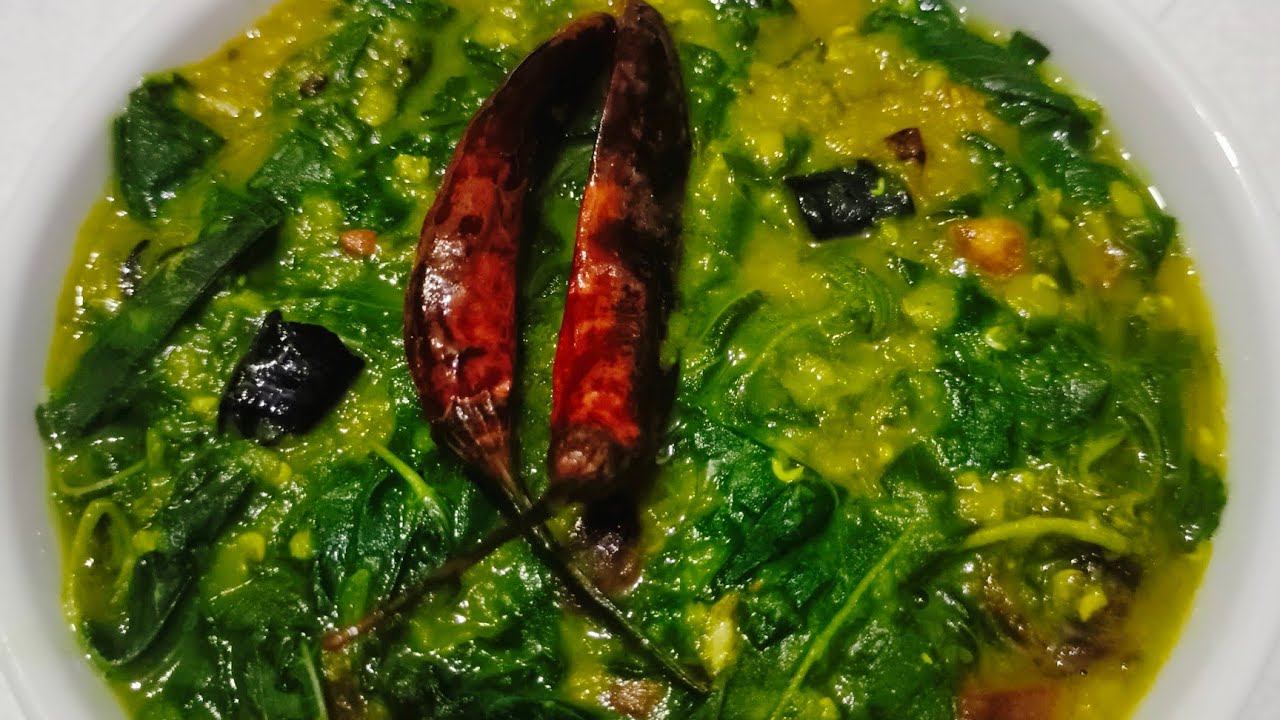 মসুরের ডাল দিয়ে পাট শাক রান্না। 