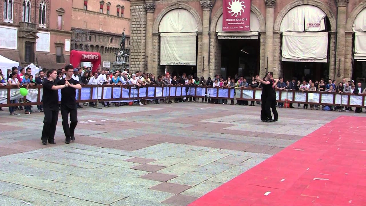 Polka a Chinéin (Polka Chinata) in Piazza Maggiore a Bologna