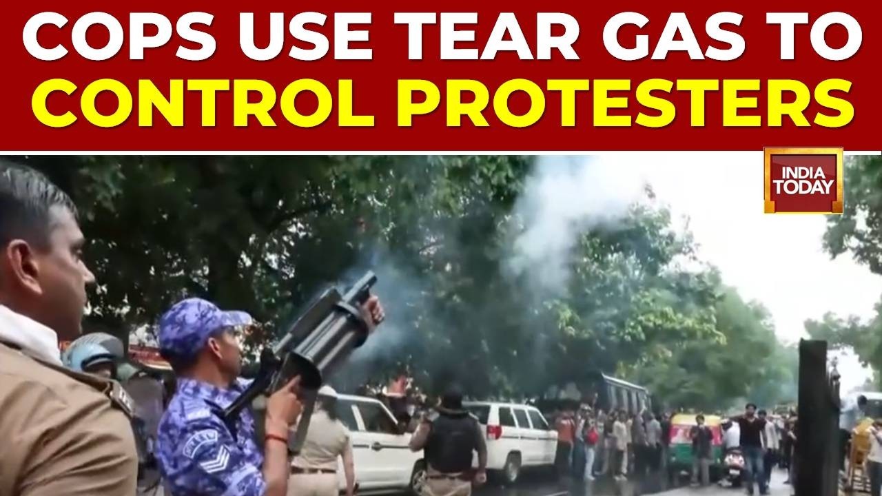 Delhi Police Use Tear Gas On Violent CJP Protesters To Maintain Law & Order In The National Capital