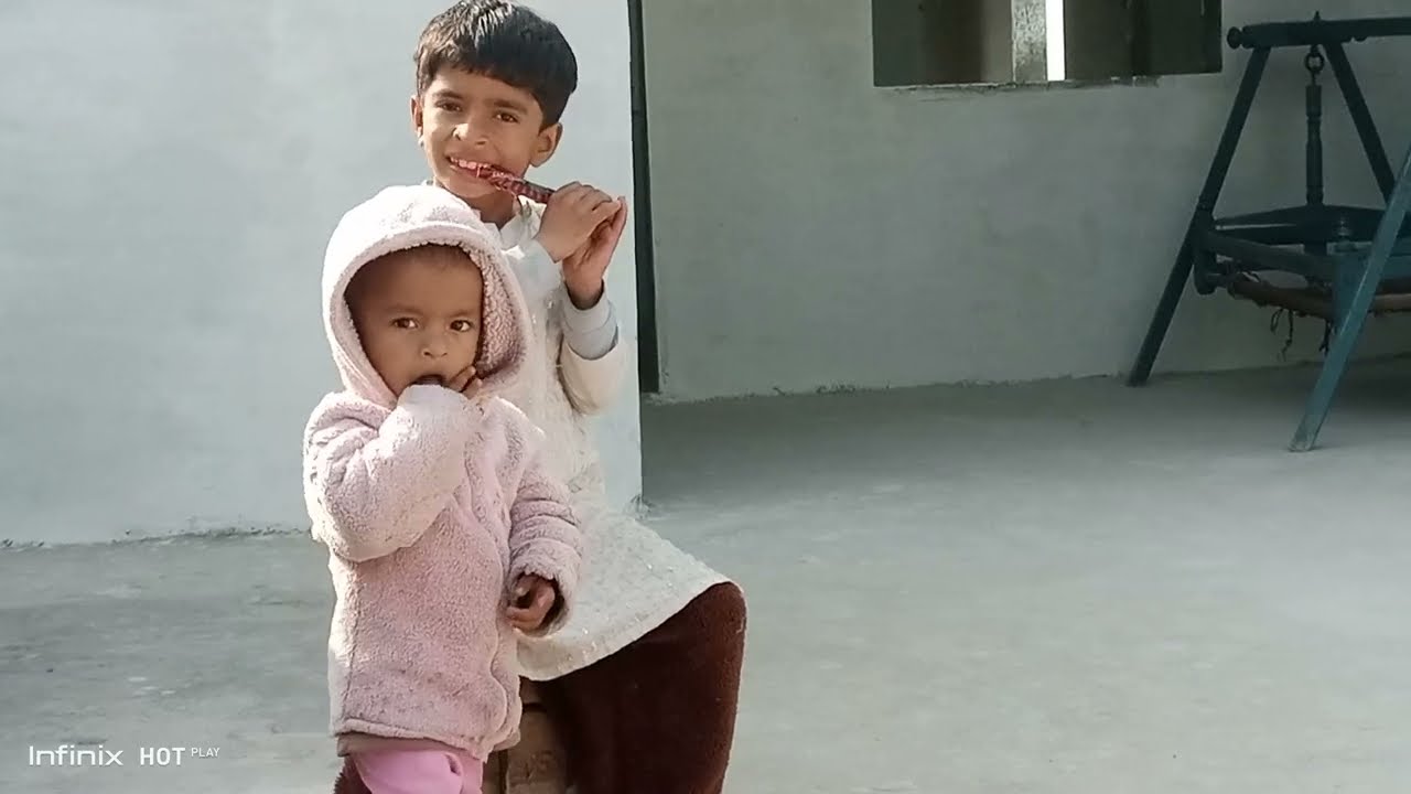 Ayan Azan Ko Cheez Nhe Khila Raha 