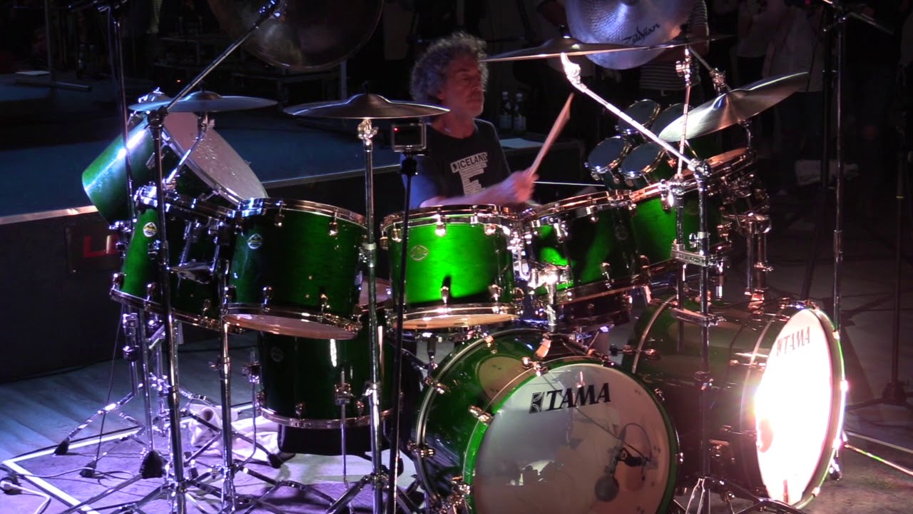 Simon Philipps plays TOTO grooves at BUDDY drum shop