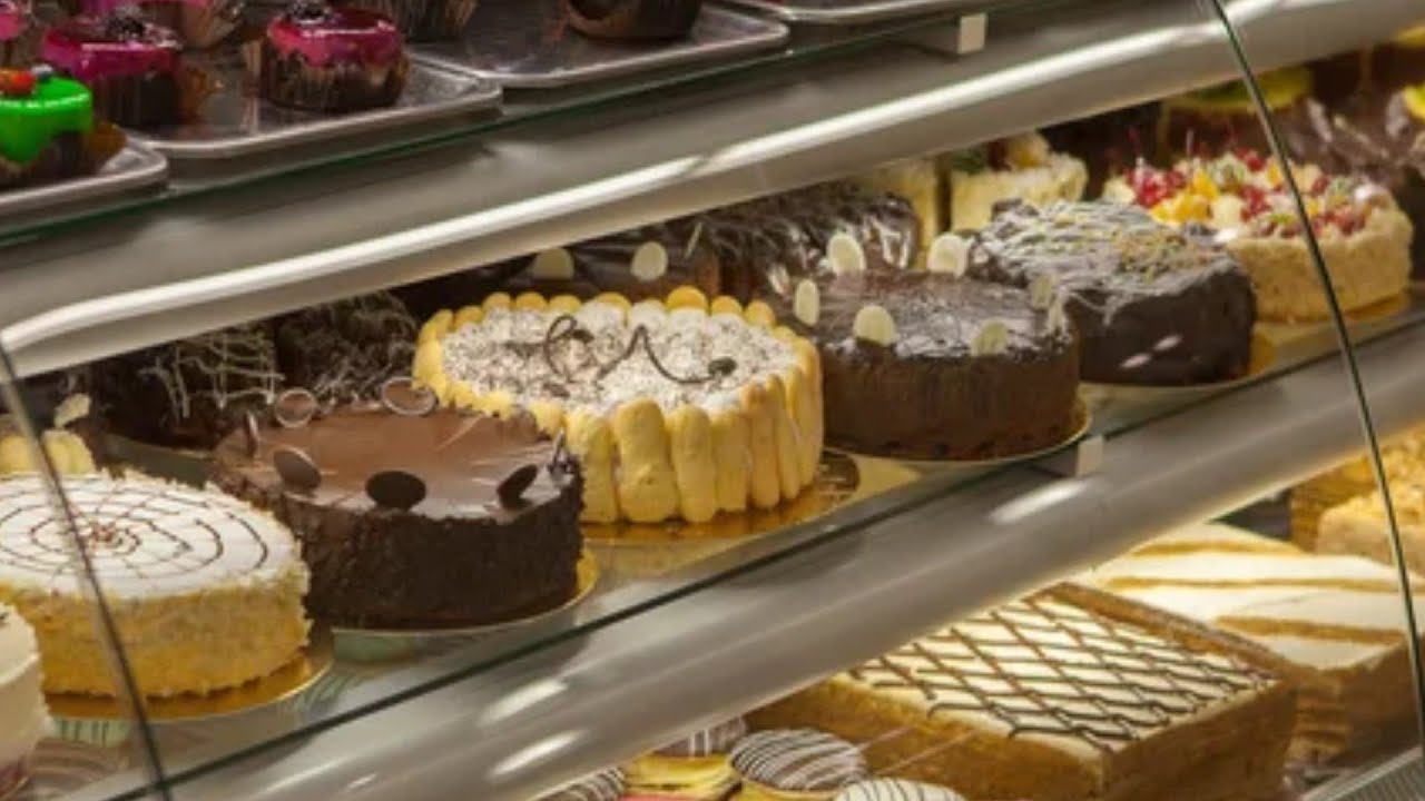 The Grocery Stores You Should & Shouldn't Buy Cakes From