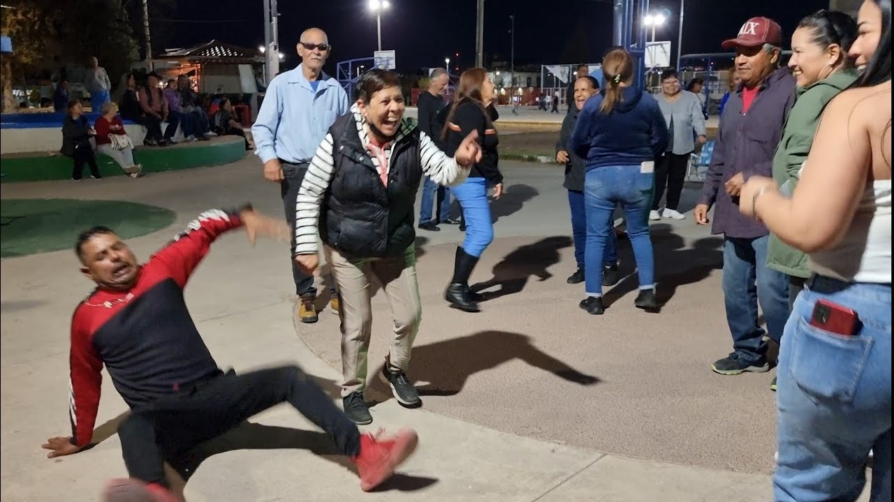 Bailando las gallina y otra con Grupo Dos-Tres 