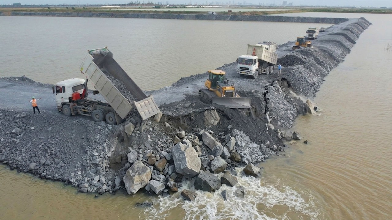 OMG ! Road Building Across Lake Complete With 25.5t Trucks AND Bulldozer SHANTUI Pouring Stone