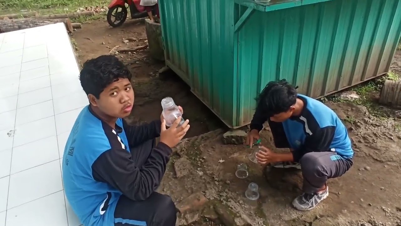 Menanam bunga terima depan Sanggar smp islam dan ma sunan giri selasa 27 ja. 26 #viral #trend