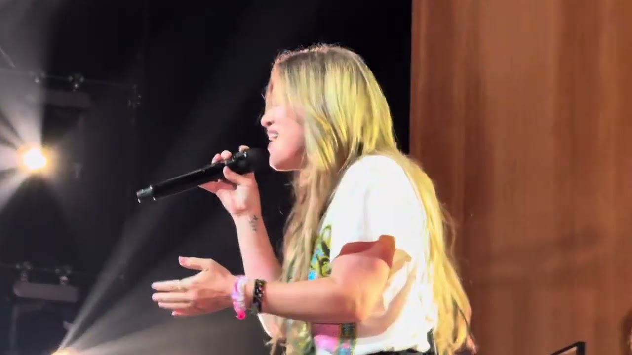 Kelly Clarkson performs Favorite Kind Of High at Studio Sessions in Las Vegas on 7.11.25