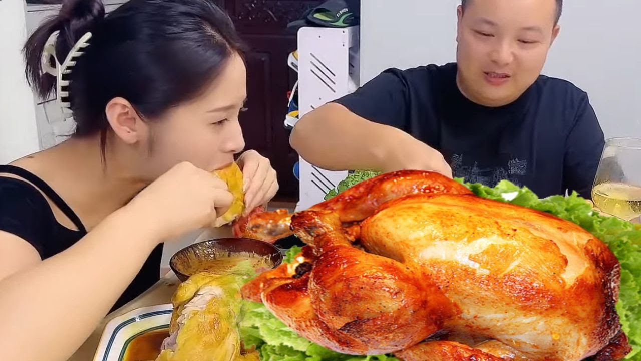 说好的减肥呢？心机老公深夜放毒，烧鸡配涮菜+洗脑语音，最后还贴心递西瓜！ 【九零后夫妻】