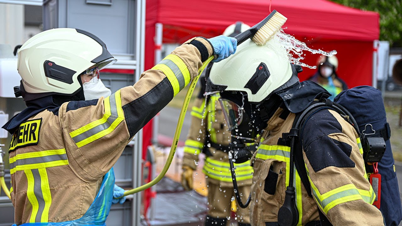 Hygienemaßnahmen im Feuerwehreinsatz: Der Rollcontainer Einsatzstellenhygiene von optimal