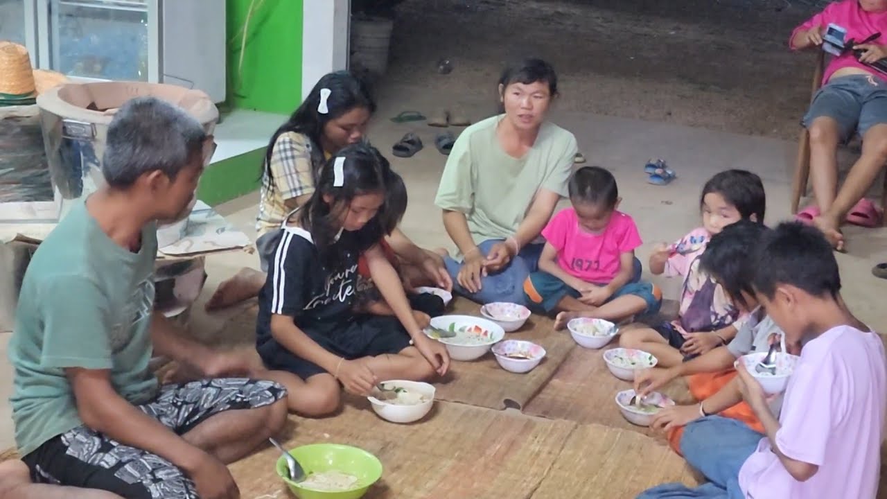 ก๋วยจั๋บ 5 กิโล ผู้ใหญ่ใจดีจัดให้ครอบครัวลูก 8 แม่มินนี่ต้มจนหัวหมุน🤣 10 กุมภาพันธ์ ค.ศ. 2026