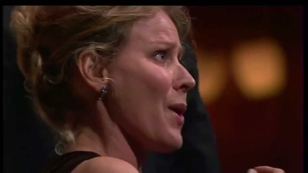 Henriette Bonde-Hansen sings Padre, germani, addio!