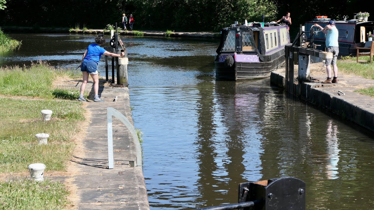 Along the Leeds and Liverpool Canal: Appley Bridge to Crooke