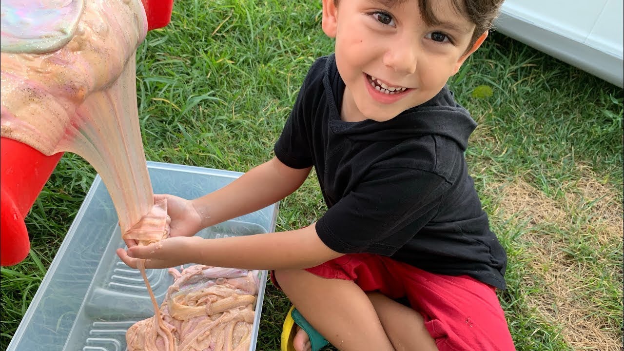 Rengarenk slime şelalesi yaptık😍 Kırmızı kaydıraktan slime’ları döktük😱