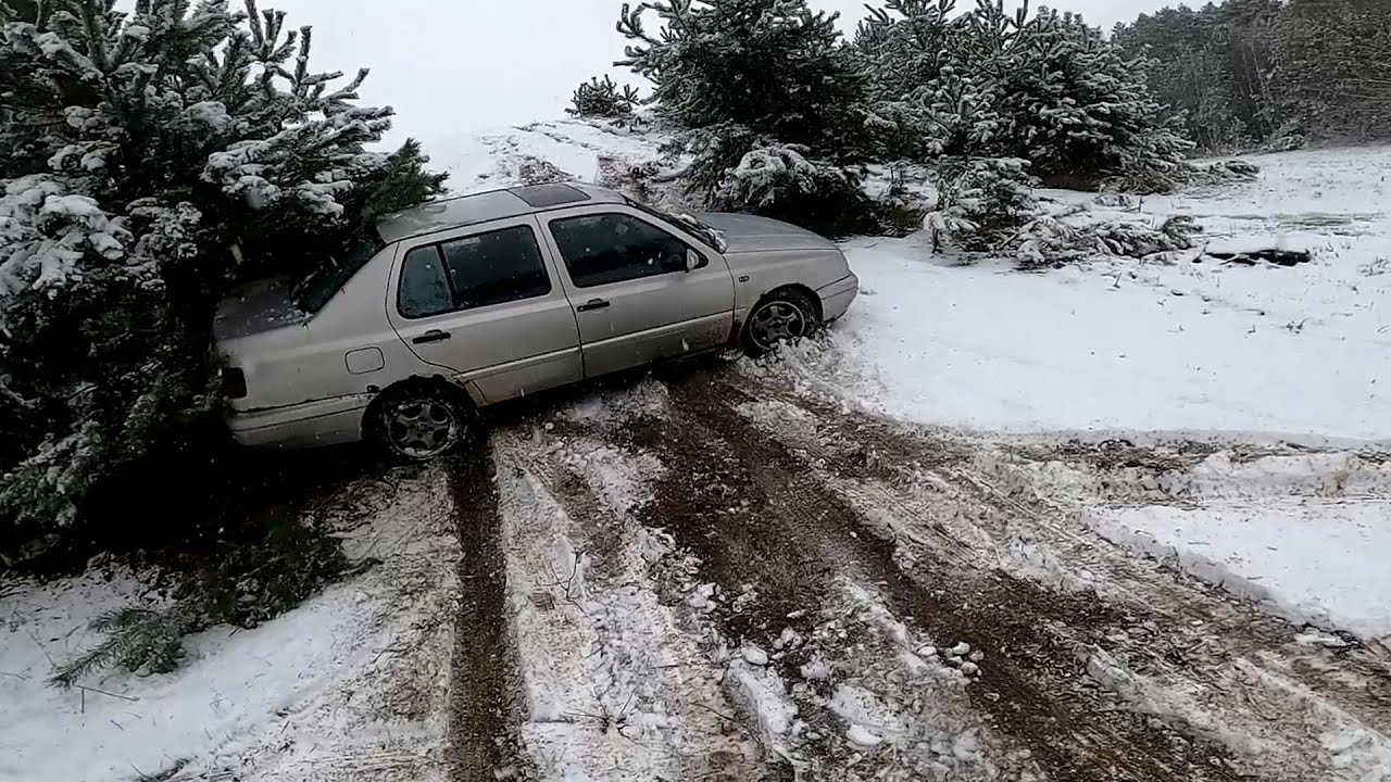 VW pento | Kobieta w rowie | Maclaw próbuje nim wjechac pod górkę bez szans, zimy ciag dalszy
