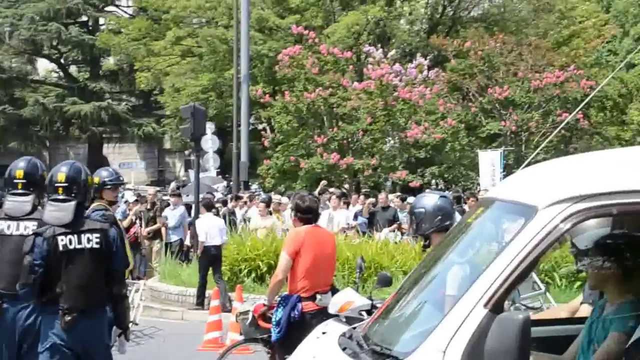 街宣車と機動隊がバトル中に救急車登場、街宣車が道を譲るイイ話