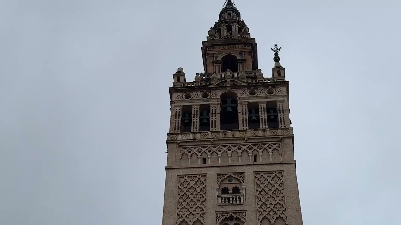 Se desprende una jarra de azucenas de 1751 de la Catedral de Sevilla a causa del fuerte viento
