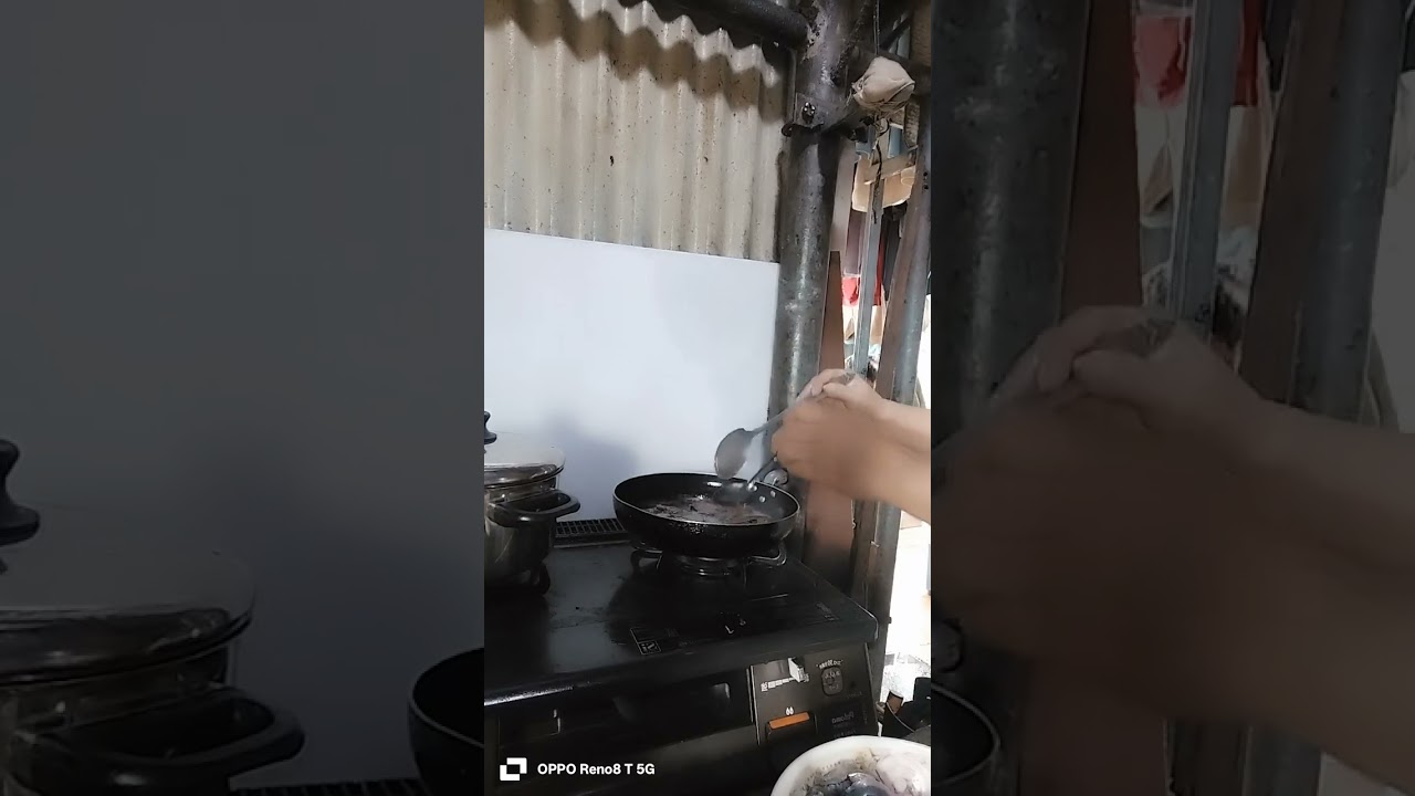 Mag luto na naman ng isda ang lola.