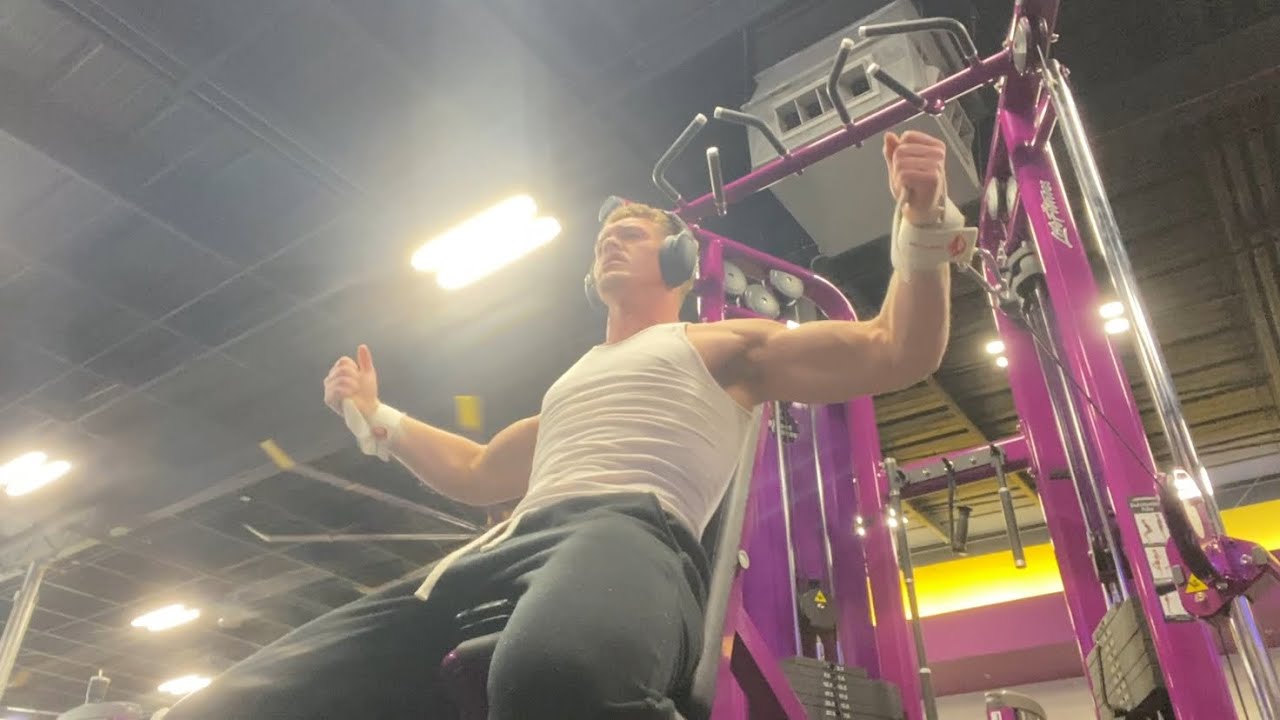 MOGGING planet fitness hitting CHEST!