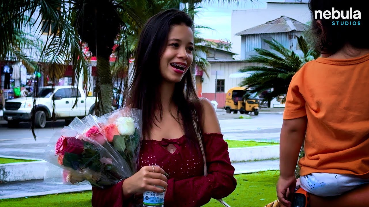 Vendedor de flores salva la vida de una empresaria millonaria y ella le agradece de esta manera