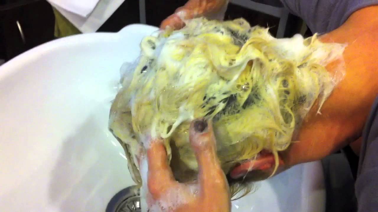 Come farsi (da sole) una piega perfetta: lo shampoo.