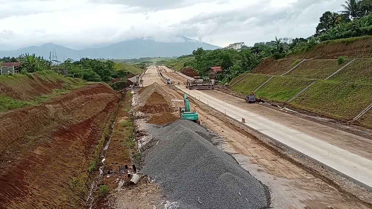 Menjelang mudik lebaran suasana tol bocimi 3
