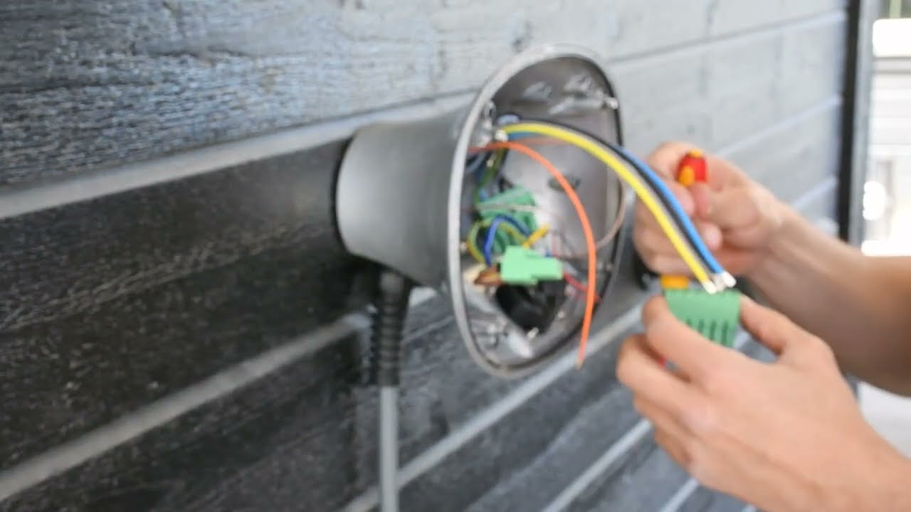 Så byter du laddkabel på Charge Amps Halo