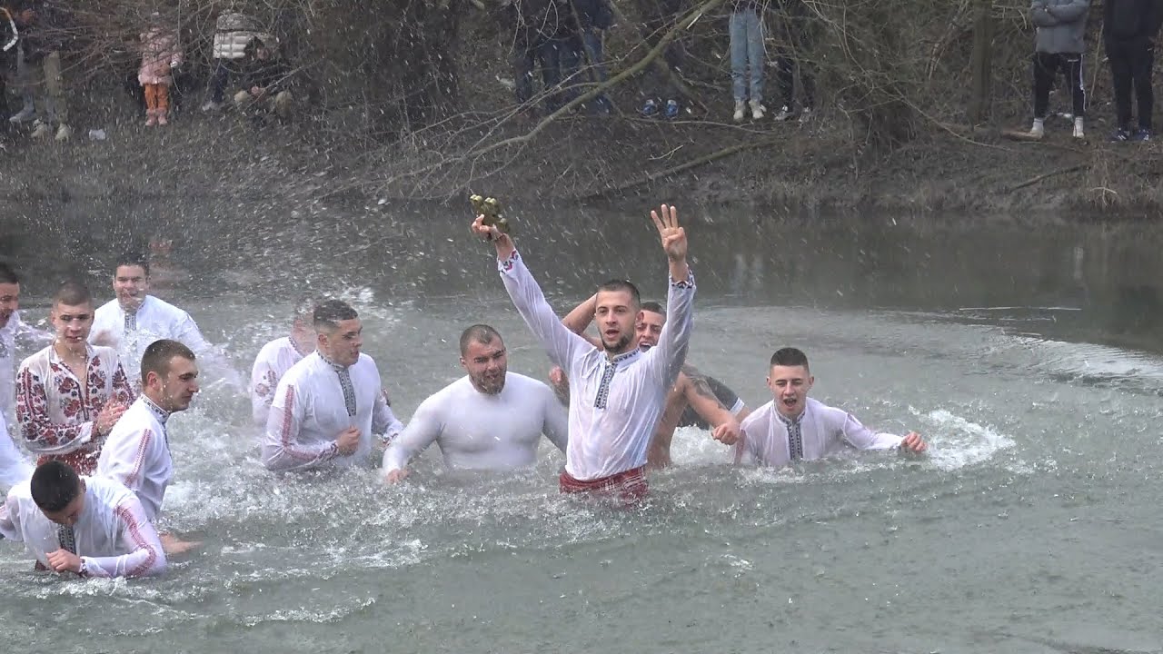 Мартин Мирчев спаси за трета поредна година богоявленския кръст в град Елхово