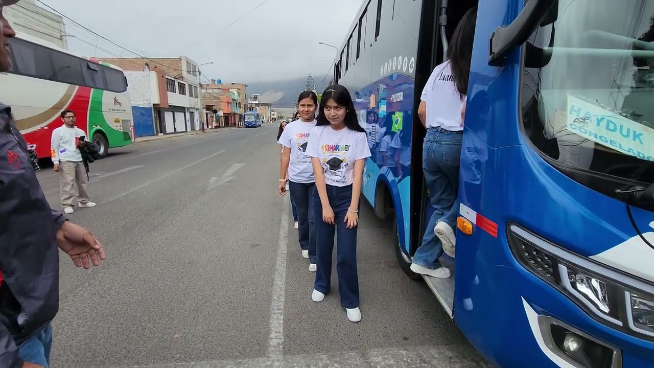 PROMOCIÓN NEXUS 2025 - IE. EX 314 - SUBIENDO AL BUS PARA SECION DE FOTOS 2