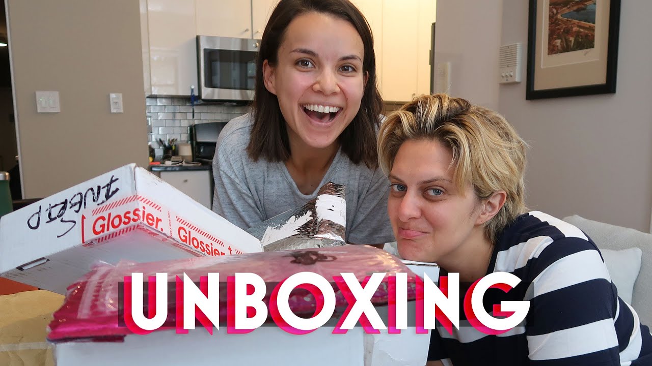 My girlfriend does an unboxing - VLOGMAS in July Week 4 | Ingrid Nilsen