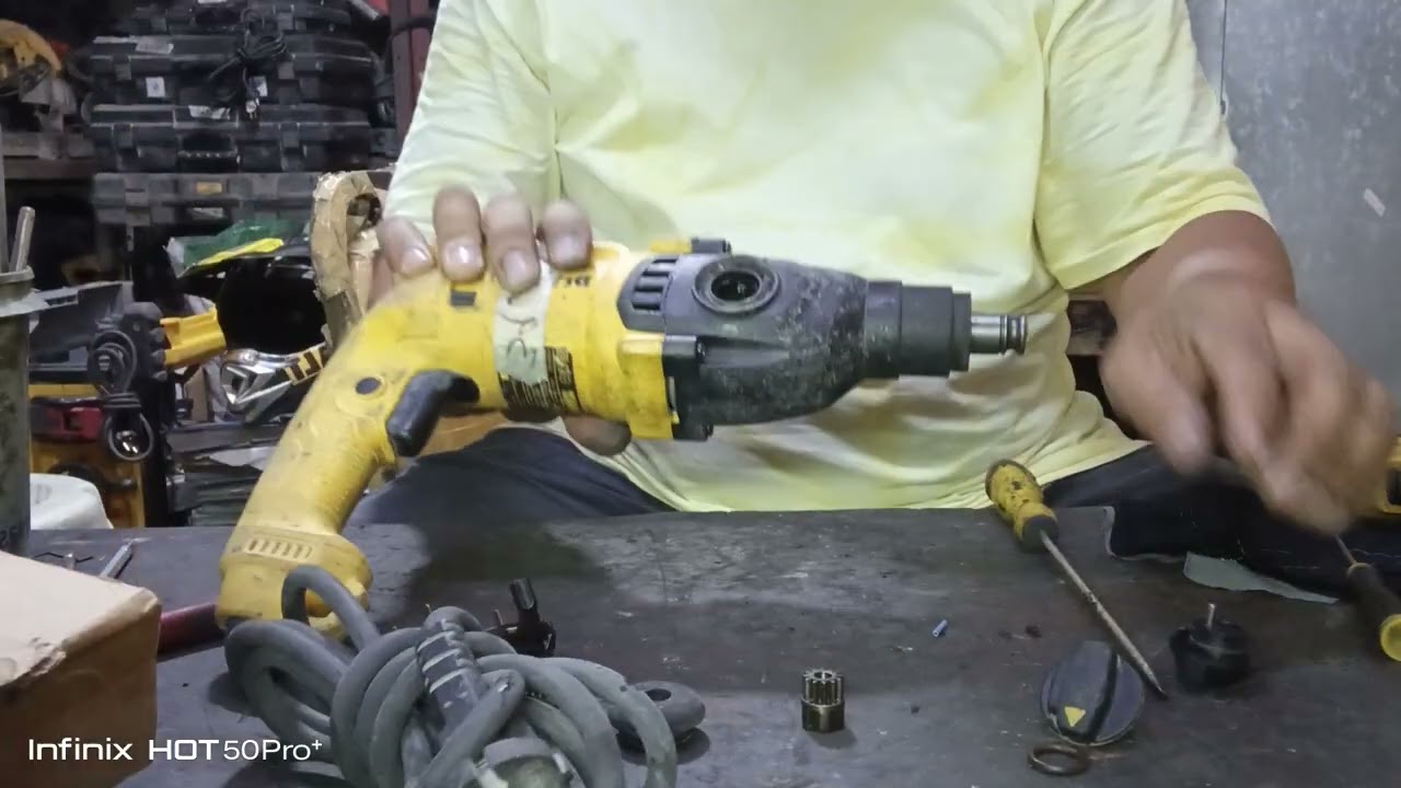 D25033 rotary hammer DeWalt 