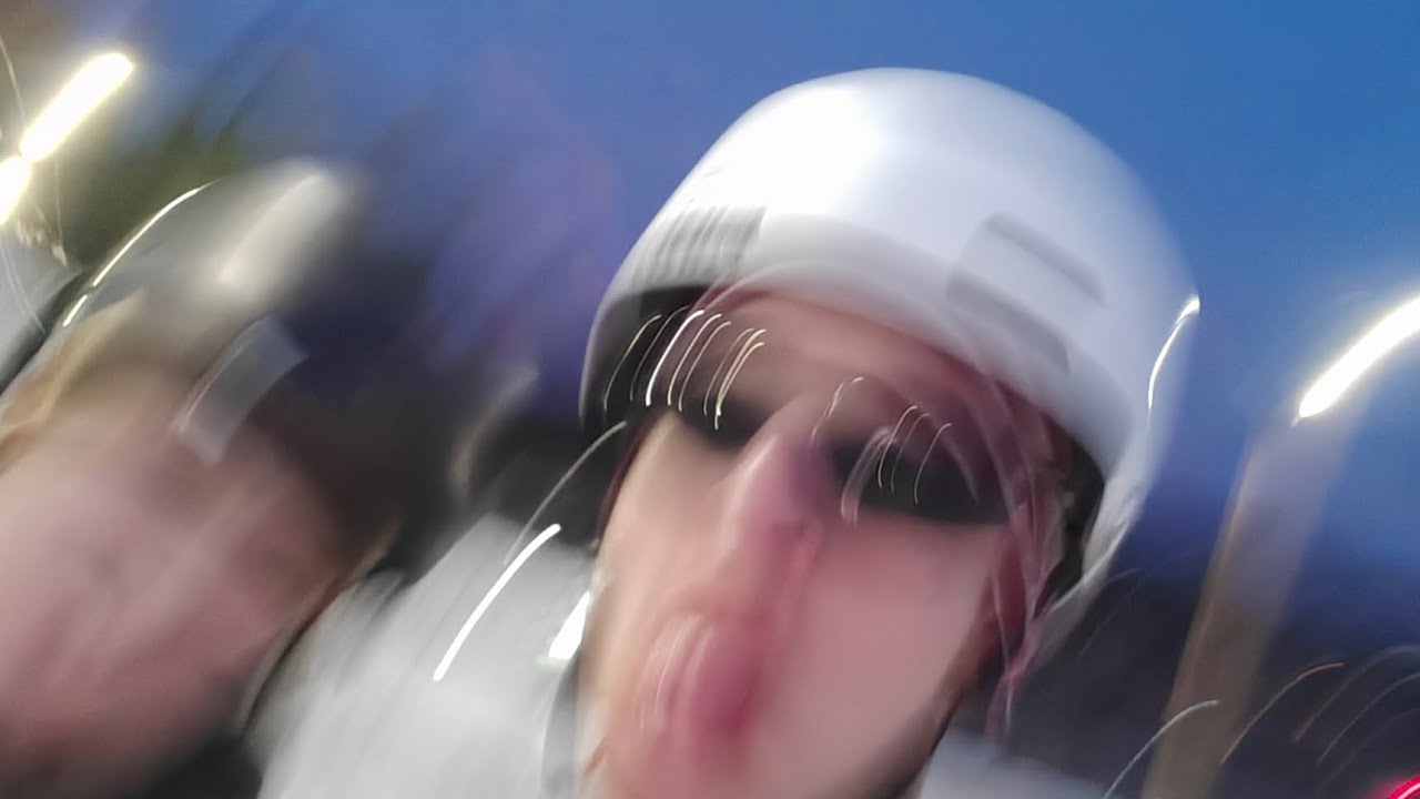 Hiihtämässä mäkeä alas