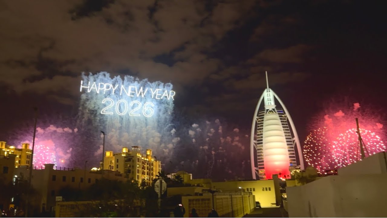 Burj al Arab  hotel New Year 2026  Fireworks 🧨 🎇🇦🇪👌!! 7 star ⭐️ Hotel Dubai ?? Happy new year 🥳!! 